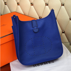 Hermes Evelyne III Togo Umhängetasche aus Leder Electric Blue